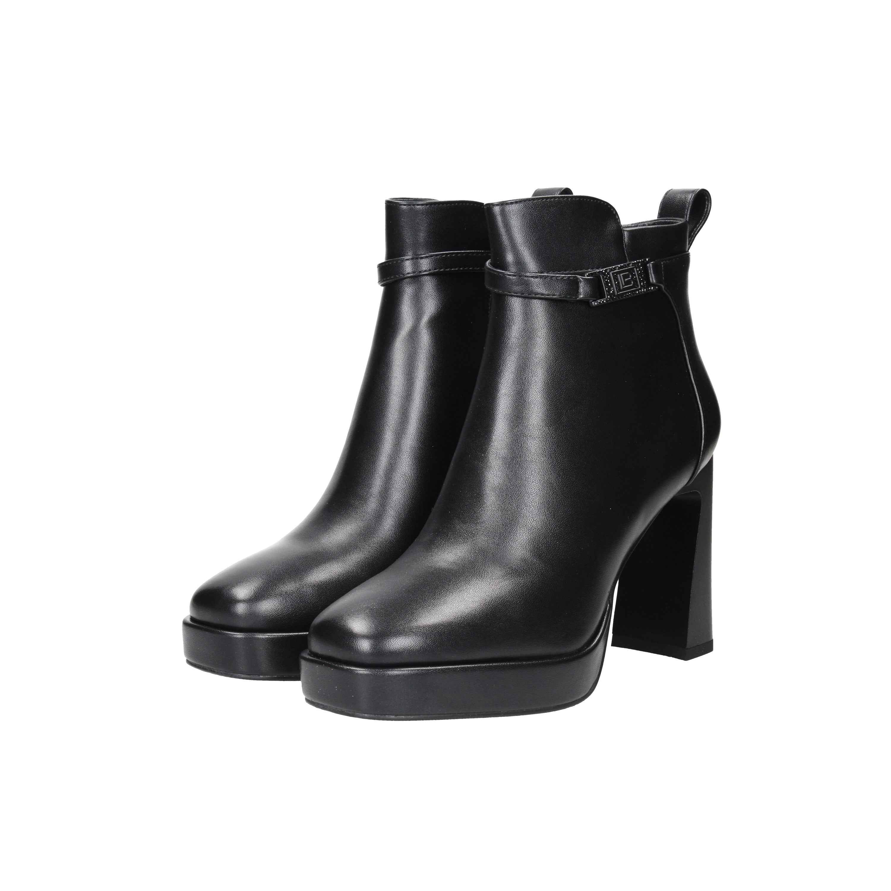 LAURA BIAGIOTTI - D 8862 Tronchetto